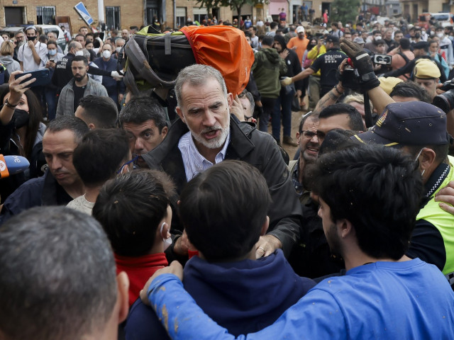 Cuplul regal al Spaniei a trăit un moment tensionat în Valencia. Cum au reacționat Regele și premierul în fața acestor proteste