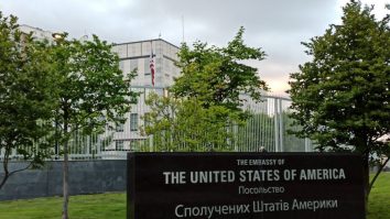 SUA își închid temporar ambasada din Kiev din cauza unei posibile amenințări aeriene