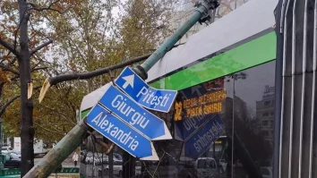 STB a montat pe dos stâlpul de tramvai care a căzut în Piața Unirii. Care a fost explicația