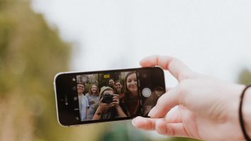 Hoarding disorder: O tulburare mintală modernă a selfie-urilor