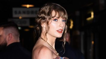 FOTO. Taylor Swift a atras privirile trecătorilor din New York. Prețul record al rochiei pe care a purtat-o la ultima sa cină în oraș