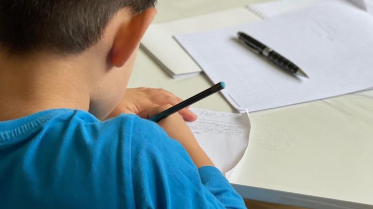 Cât de eficiente sunt temele pentru acasă în învățământul primar? Elevii care au făcut teme la Limba Română au avut o creștere a cunoștințelor