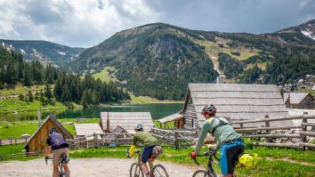 Unde mergi în călătorie pe două roți? Trans Dinarica, noua potecă de ciclism de 5.500 de km, leagă opt țări balcanice