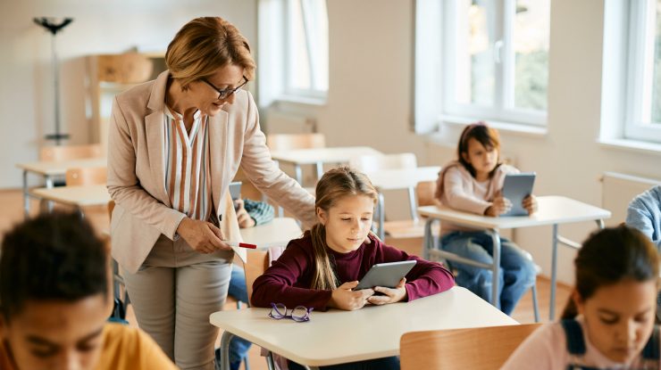 Compania Adservio aduce Inteligența Artificială în educație. Cum poate copilul tău să aibă un mediu de învățare mai sănătos