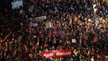 Mii de spanioli au ieșit în stradă pentru a cere demisia autorităţilor, după inundaţiile care au ucis 220 de persoane