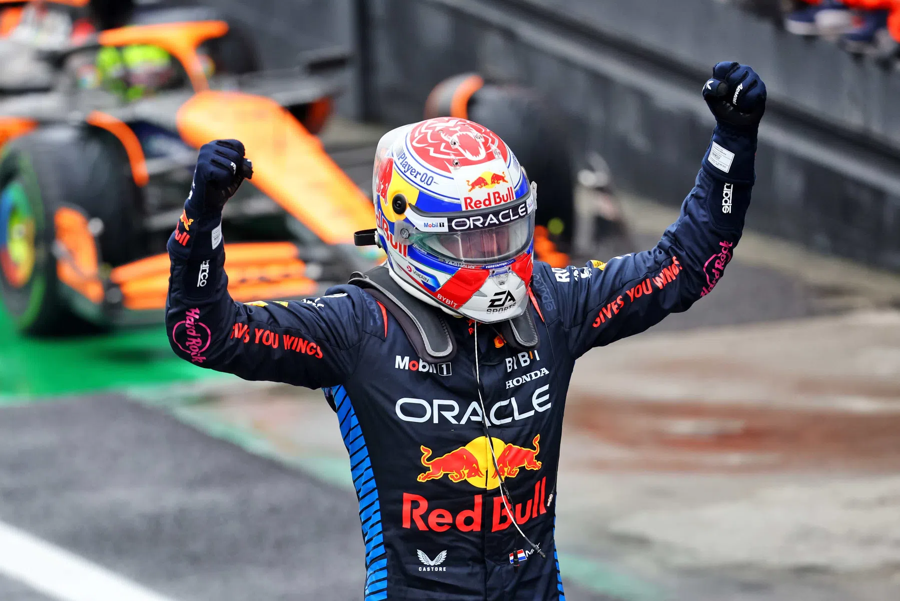 Lewis Hamilton i-a transmis un mesaj lui Max Verstappen după ce a câștigat în Brazilia: „Ai condus incredibil, felicitări!”