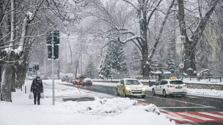 ANM a emis o informare de vreme rece, ninsori, viscol și polei. Temperaturile scad până la -12 grade în unele regiuni