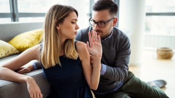 Conceptul de invidie „ablată” devine o nouă problemă în cupluri. Psiholog: „ Diferențele biologice și sociale creează puncte de referință diferite pentru fiecare gen”