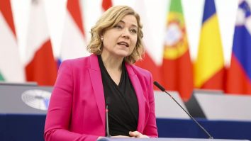 Comisia Europeană impune TikTok un ultimatum. Compania are 24 de ore în care să trimită informații și observații despre campania lui Călin Georgescu