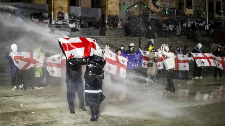 Peste 300 de persoane au fost arestate în urma protestelor din Georgia. Forțele de ordine au fost acuzate de brutalitate și tortură