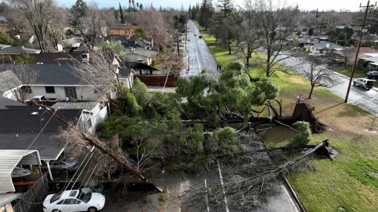 O tornadă lovește nordul Californiei. Peste 50.000 de locuințe au rămas fără electricitate