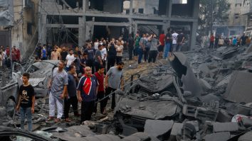 Atacurile aeriene israeliene asupra Fâșiei Gaza au ucis doi lucrători umanitari. Liderii Hamas sunt așteptați la Cairo pentru discuții privind încetarea focului
