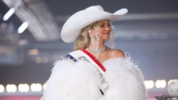 Beyoncé a făcut show de Crăciun în orașul ei natal, Houston, în timpul pauzei meciului NFL. „Beyoncé Bowl” a fost prima reprezentație televizată în direct din ultimii patru ani