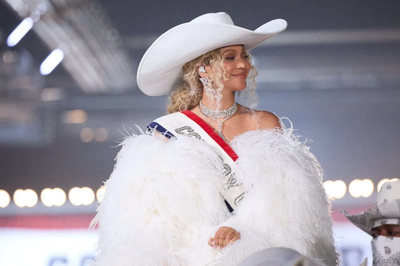 Beyoncé a făcut show de Crăciun în orașul ei natal, Houston, în timpul pauzei meciului NFL. „Beyoncé Bowl” a fost prima reprezentație televizată în direct din ultimii patru ani