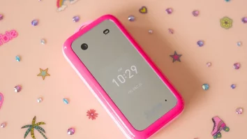 Telefonul Barbie este noua atracție în rândul Generației Z. Ce funcții are acesta și cum îi ajută pe tineri să renunțe la tehnologie