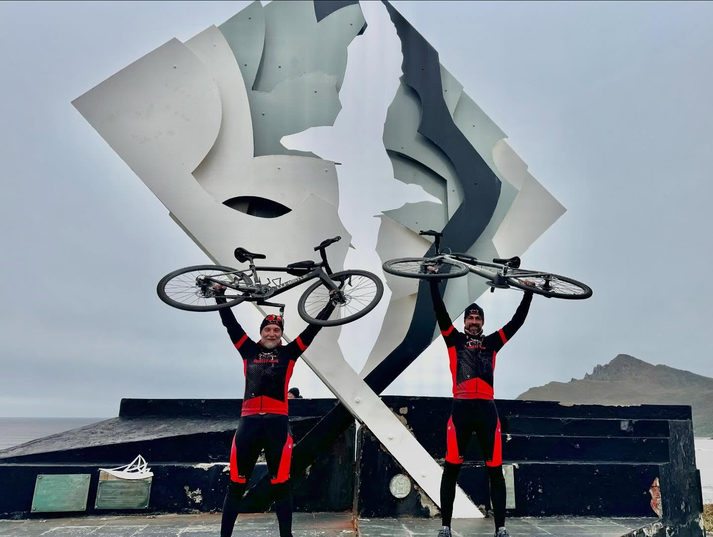 Gabriel Bota și Rudolf Nyari au scris istorie pe bicicletă în 2024. Sunt primii oameni care au ajuns la Capul Horn pedalând