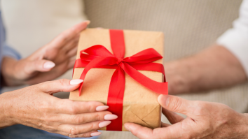 Femeile sunt mai darnice atunci când vine vorba despre cadouri experiențiale. Ce sume alocă în perioada sărbătorilor