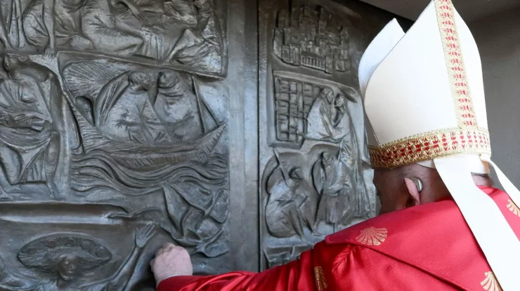 Papa Francisc deschide o „ușă sacră” la închisoarea Rebibbia. Acesta este un gest simbolic de speranță pentru prizonieri