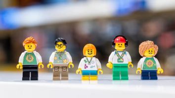 Lego lansează personaje care poartă simbolul dizabilităţilor invizibile
