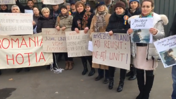 VIDEO. Diaspora protestează în fața secțiilor de votare închise. Românii plecați în străinătate cer să fie lăsați să voteze