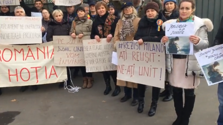 VIDEO. Diaspora protestează în fața secțiilor de votare închise. Românii plecați în străinătate cer să fie lăsați să voteze