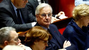 Premierul francez Michel Barnier a fost destituit în urma unui vot de neîncredere. 331 din cei 577 de parlamentari au votat împotriva guvernului lui Barnier