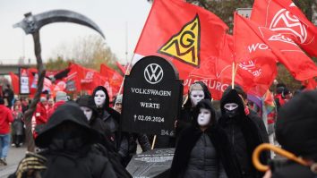 Lucrătorii Volkswagen inițiază greve în toată Germania din cauza reducerilor salariale și a concedierilor