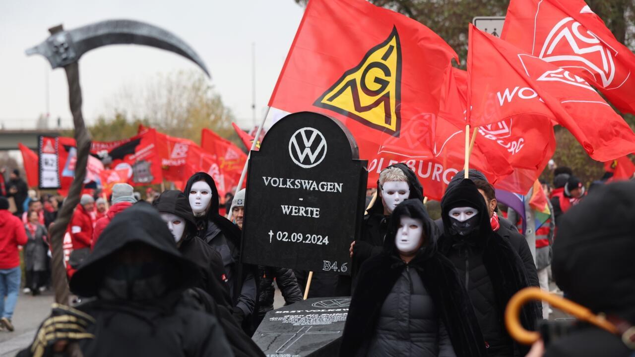 Lucrătorii Volkswagen inițiază greve în toată Germania din cauza reducerilor salariale și a concedierilor