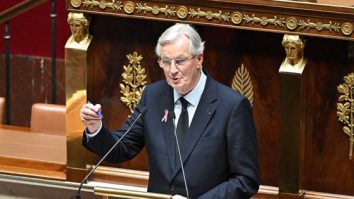 Guvernul francez, condus de Barnier, foarte aproape de o moţiune de cenzură