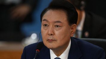 Un mandat de arestare a fost emis pe numele președintelui Yoon Suk Yeol. Ce riscă liderul sud-coreean