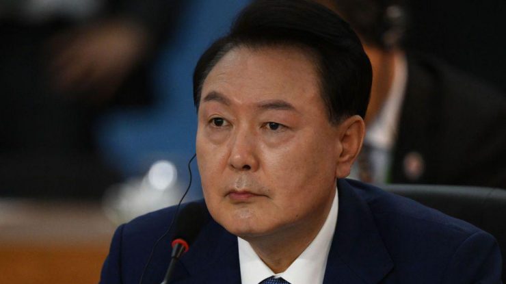 Un mandat de arestare a fost emis pe numele președintelui Yoon Suk Yeol. Ce riscă liderul sud-coreean