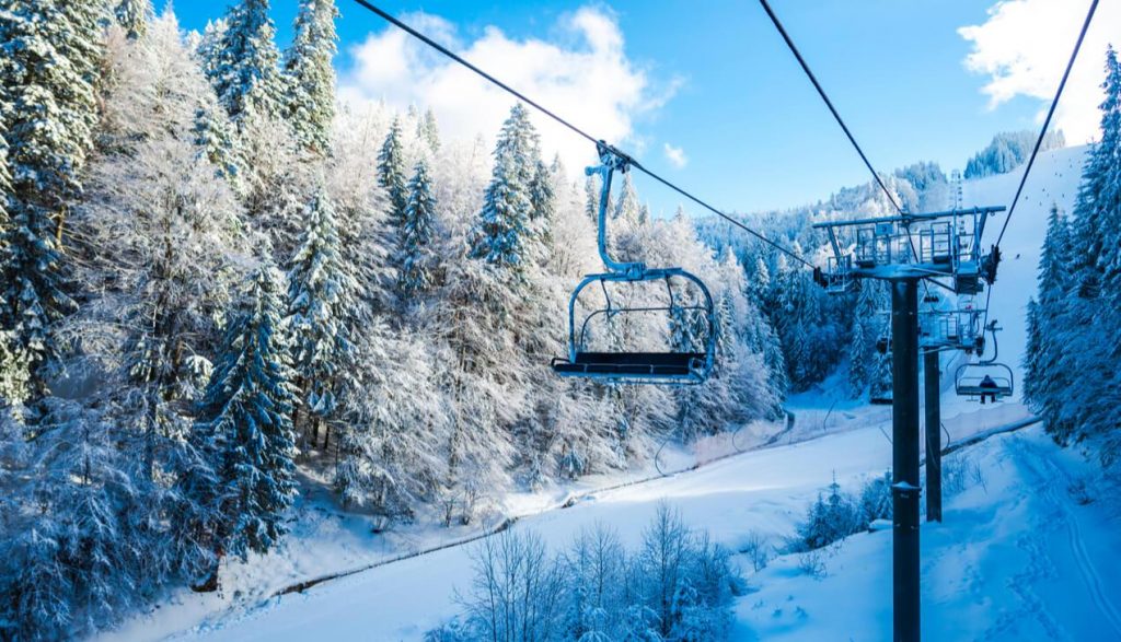 Pârtiile din România sunt pregătite pentru o iarnă de neuitat. Ești gata de schi la Predeal?