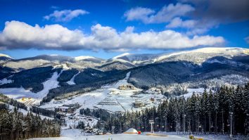 Bukovel, la doar 100 km de România, este destinația perfectă pentru pasionații de schi. Stațiunea din Ucraina impresionează
