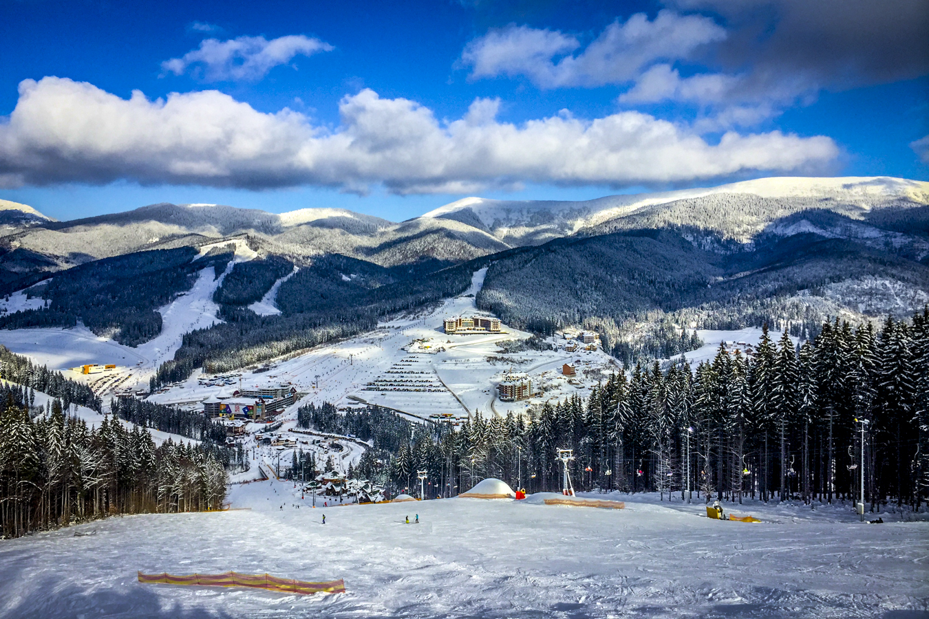 Bukovel, la doar 100 km de România, este destinația perfectă pentru pasionații de schi. Stațiunea din Ucraina impresionează