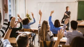 România crește numărul de tineri care aplică la facultate. Expert: „Suntem departe de a avea un surplus de studenți, dar poate suntem pe drumul cel bun”