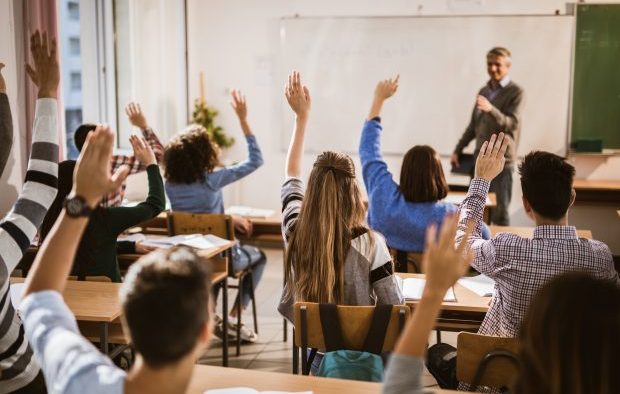 România crește numărul de tineri care aplică la facultate. Expert: „Suntem departe de a avea un surplus de studenți, dar poate suntem pe drumul cel bun”