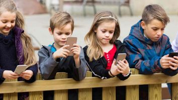 STUDIU. Tinerii din SUA și Europa petrec tot mai mult timp online. Ce arată cifrele în România