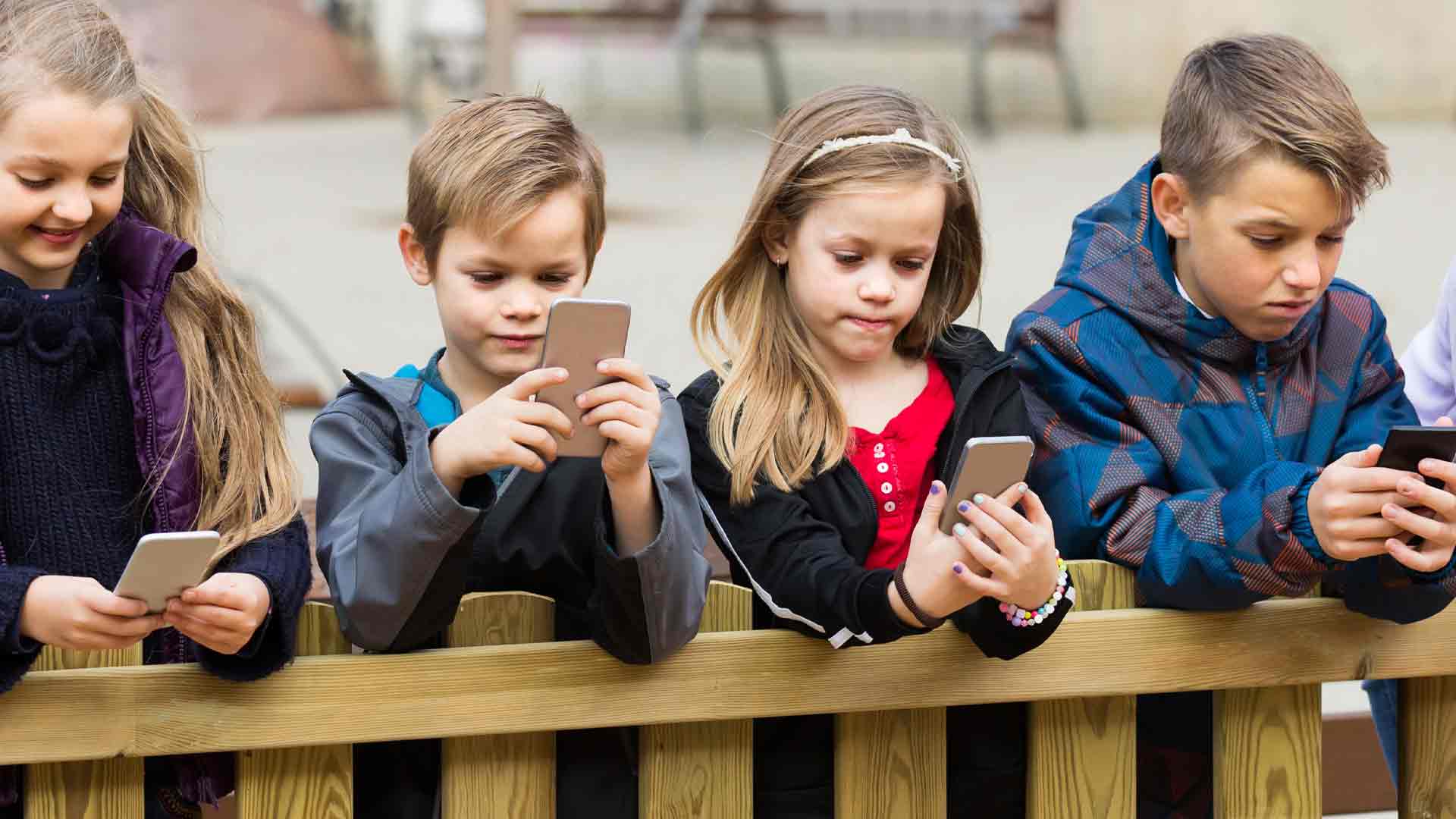 STUDIU. Tinerii din SUA și Europa petrec tot mai mult timp online. Ce arată cifrele în România