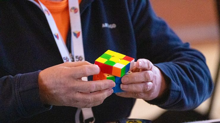 Cubul Rubik nu e doar o jucărie: Ce beneficii neașteptate au descoperit cercetătorii în „Speedcubing”