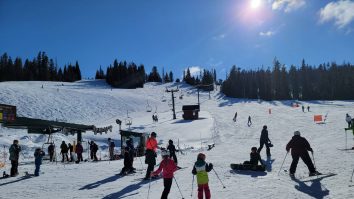 Pârtiile de schi din întreaga lume sunt tot mai căutate de pasionații sporturilor de iarnă. Care sunt cele mai populare domenii schiabile din România