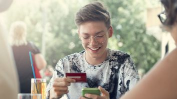 Te-ai împrumuta pentru o vacanță? Gen Z folosește din ce în ce mai mult cardul de credit