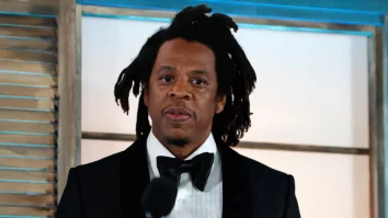 Femeia care îi acuză pe Jay-Z și Sean „Diddy” Combs de agresiune sexuală poate rămâne anonimă. „Jane Doe” a fost hărțuită când avea 13 ani