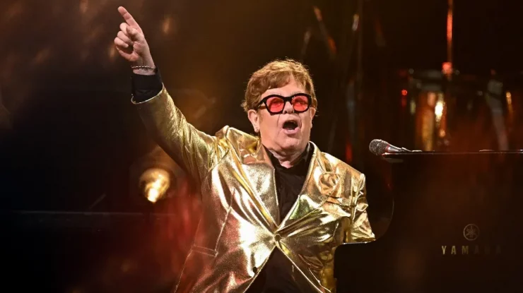 Elton John nu-și poate urmări propriul musical „The Devil Wears Prada” din cauza problemelor de vedere