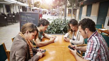 The Guardian: Vizionarea TV în familie a devenit o amintire. Streamingul ne-a transformat în singuratici: acum fiecare are propriul ecran