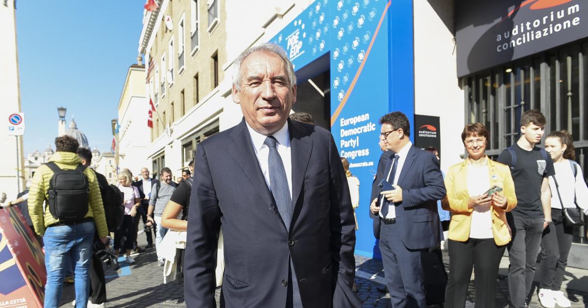 Franța duce lupte grele în negocierile pentru formarea unui nou Guvern. Ce șanse are François Bayrou