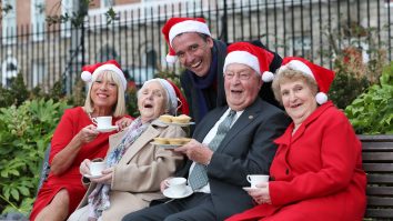 Singurătatea e epidemia tăcută care afectează 1,5 milioane de vârstnici români. Cât costă o oră din viața ta?