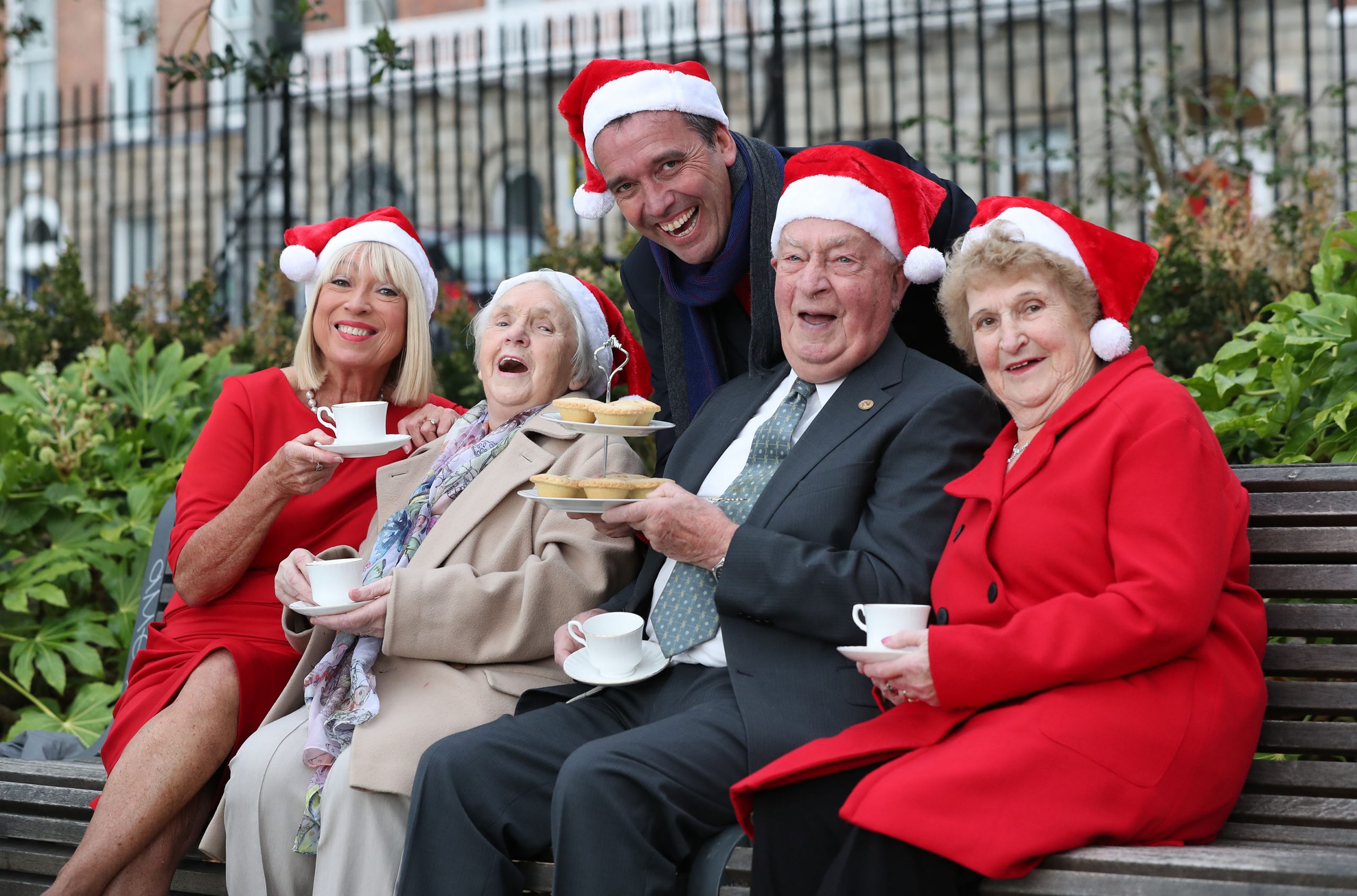 Singurătatea e epidemia tăcută care afectează 1,5 milioane de vârstnici români. Cât costă o oră din viața ta?