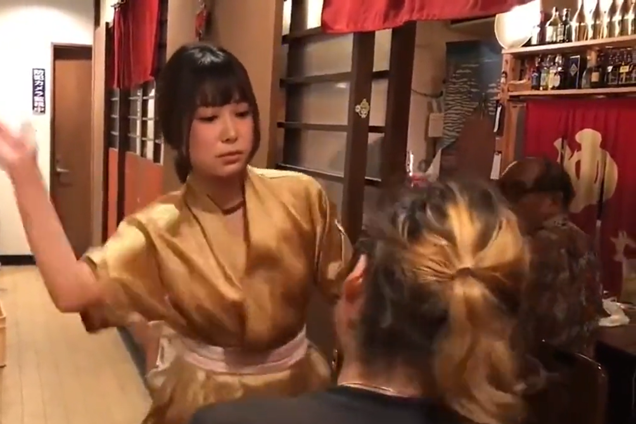 Un lanț de restaurante din Japonia a renunțat la „serviciul de palme”, în urma unei plângeri. Clienții plăteau special pentru a fi pălmuiți de către chelnerițe