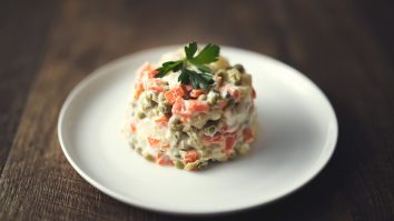 Istoria salatei de boeuf. Cum a fost descoperită și cum au evoluat rețetele de-a lungul timpului