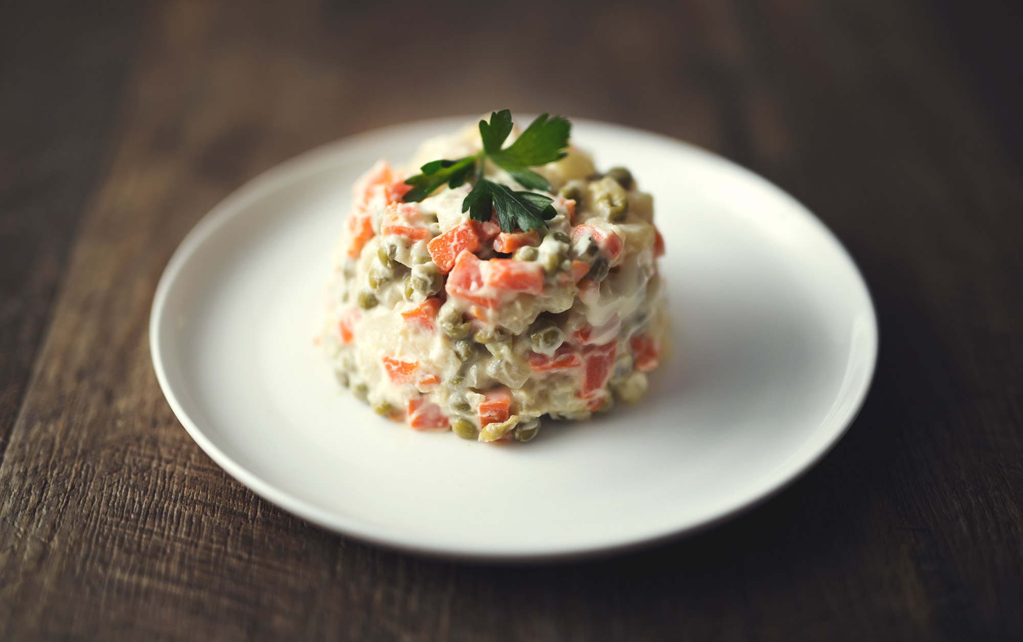 Istoria salatei de boeuf. Cum a fost descoperită și cum au evoluat rețetele de-a lungul timpului